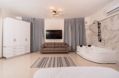 רון וילאג בוטיק 30